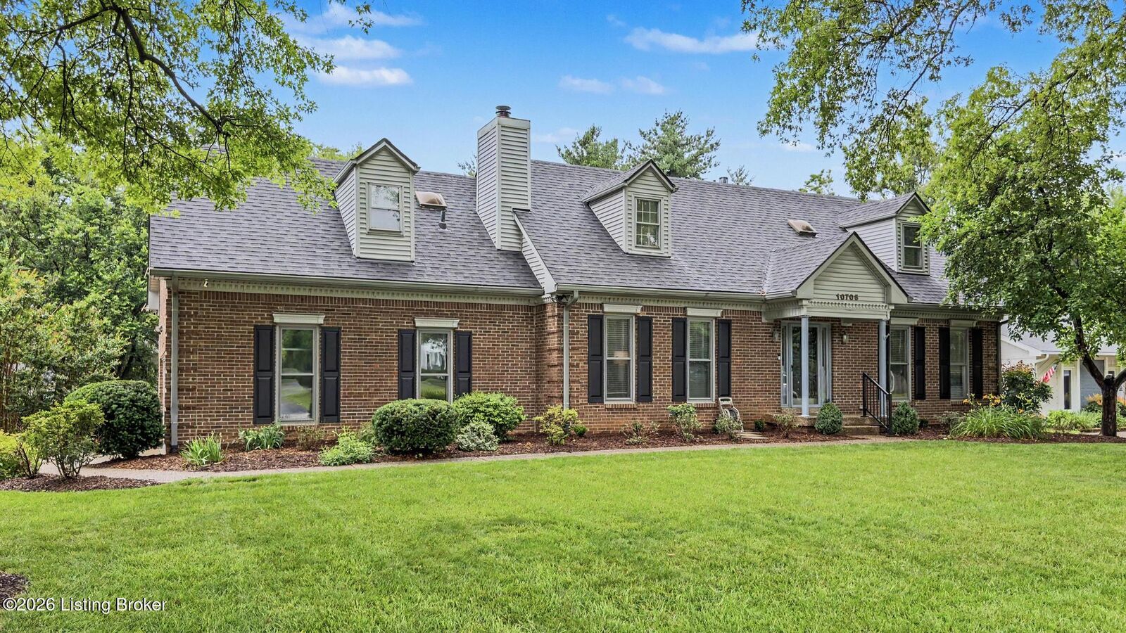 Property Photo: 10705 Sevenoaks Dr KY 40241