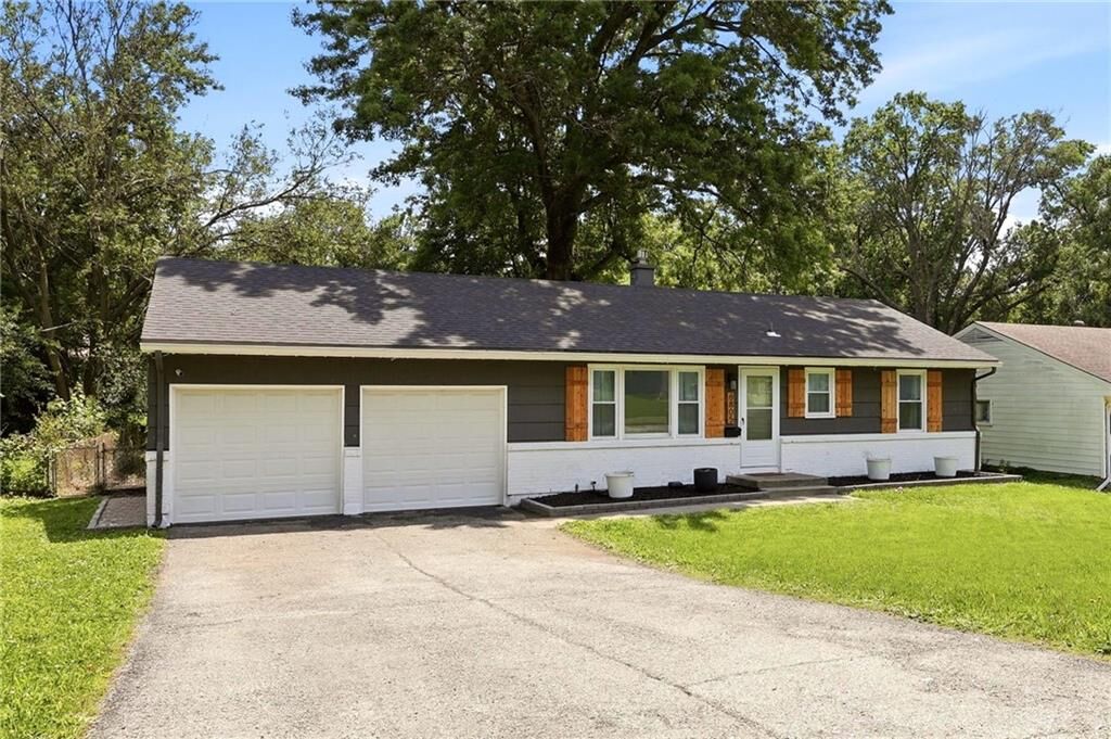 Property Photo: 6805 E 96th Terrace MO 64134