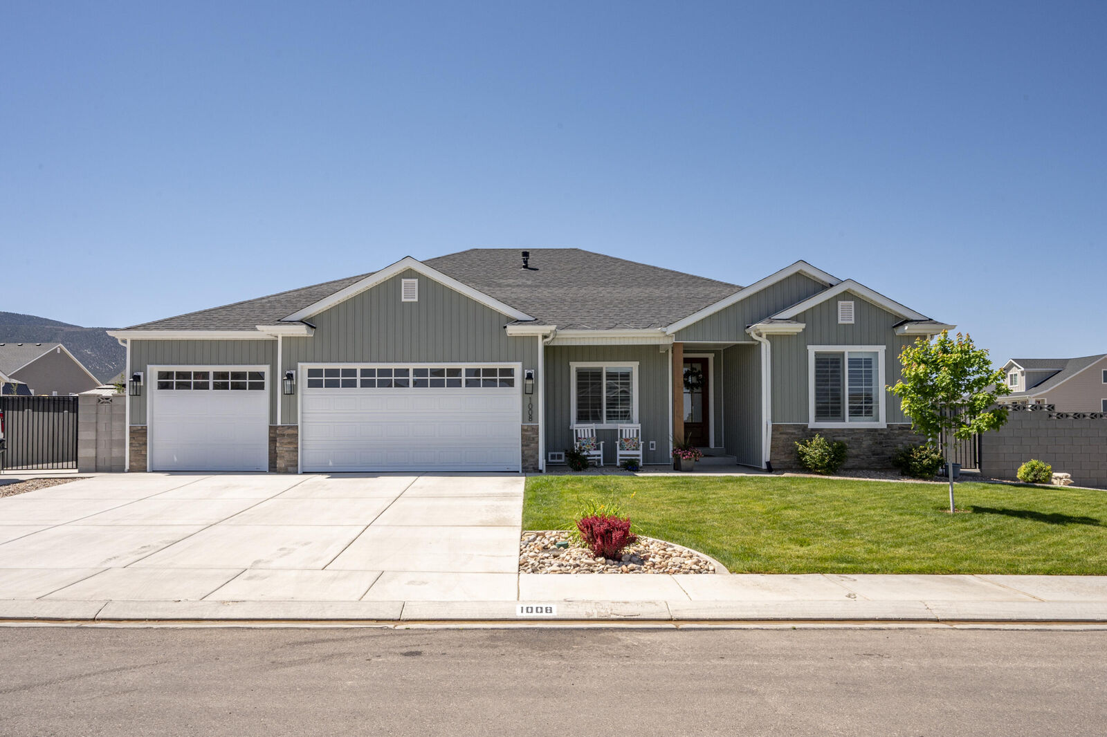 Property Photo:  1008 E 4290 N  UT 84721 