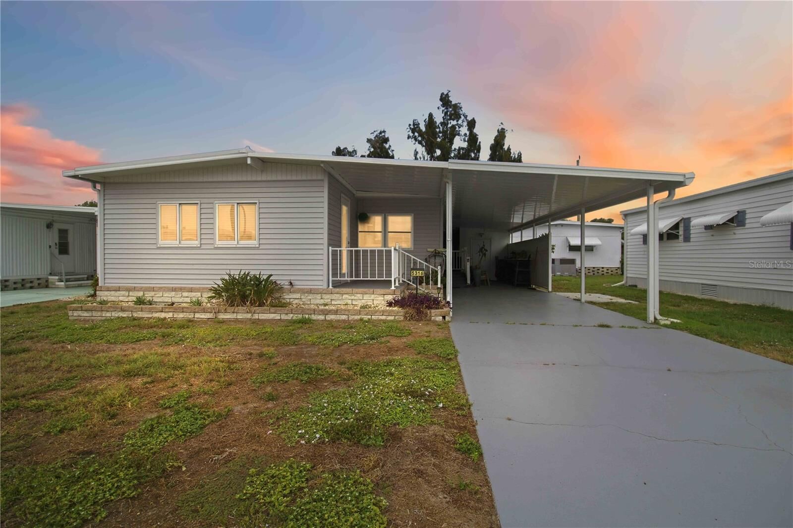 Property Photo:  5316 Chateau Lane  FL 34207 