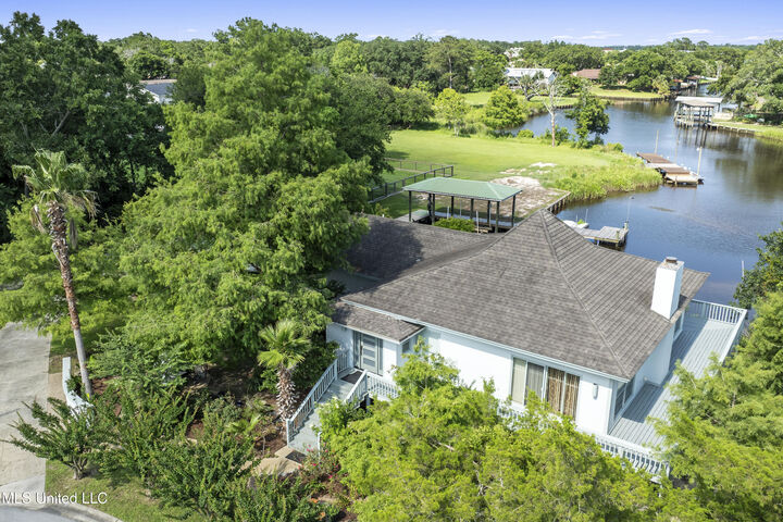 Property Photo:  420 Caribe Place  MS 39507 