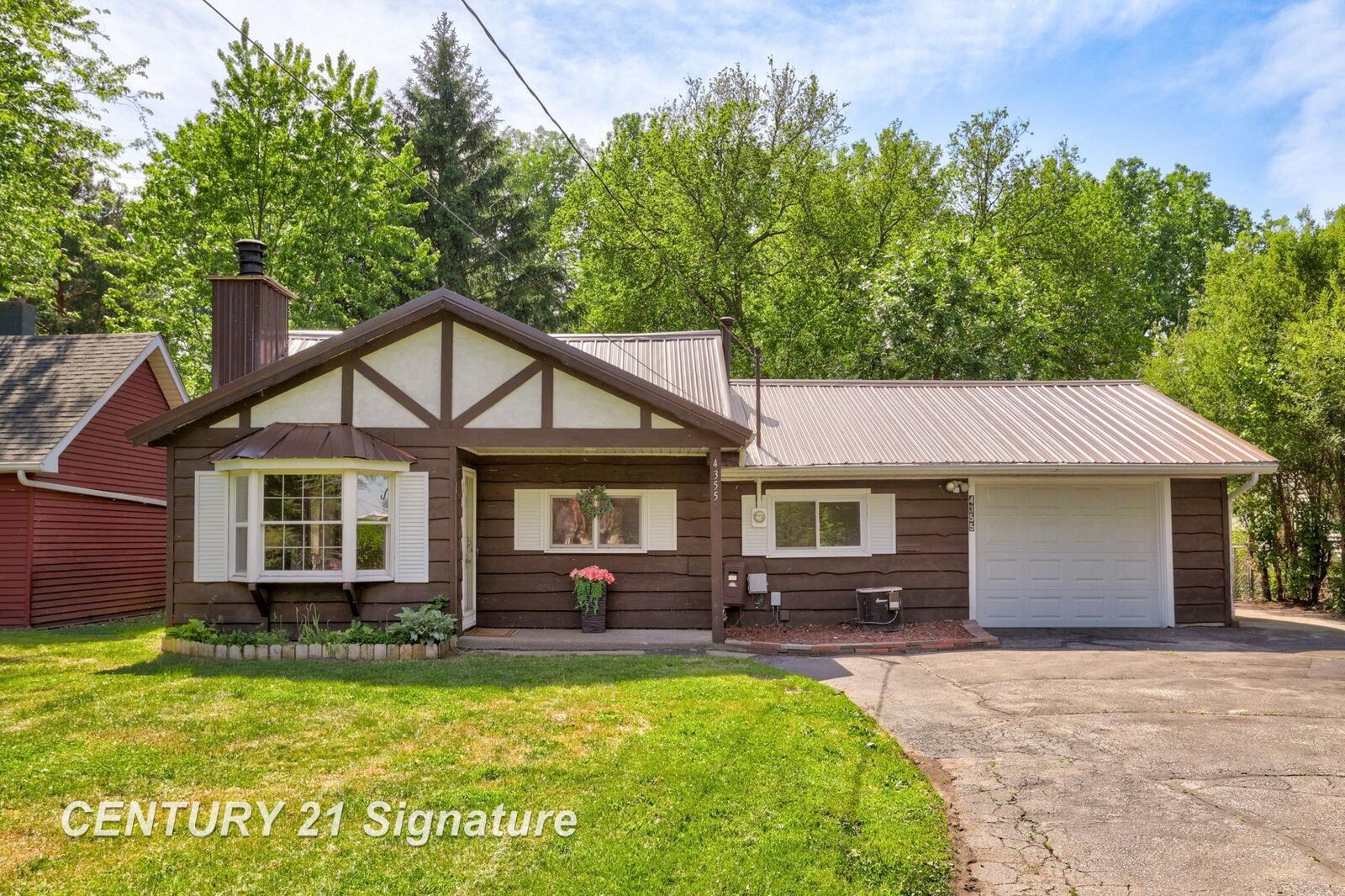Property Photo: 4355 N Michigan Avenue MI 48604