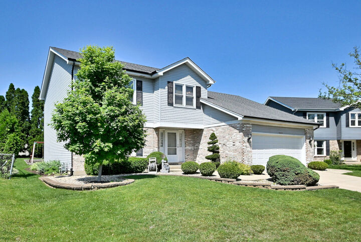 Property Photo:  1350 W Barnwall Drive  IL 60101 