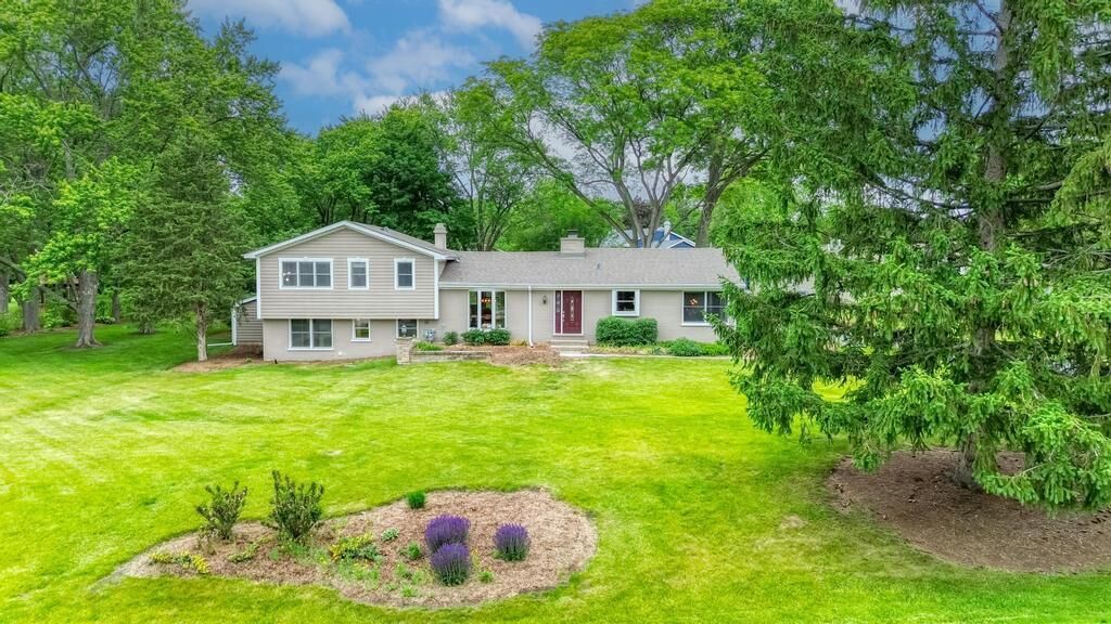 Property Photo:  325 Canterbury Lane  IL 60010 