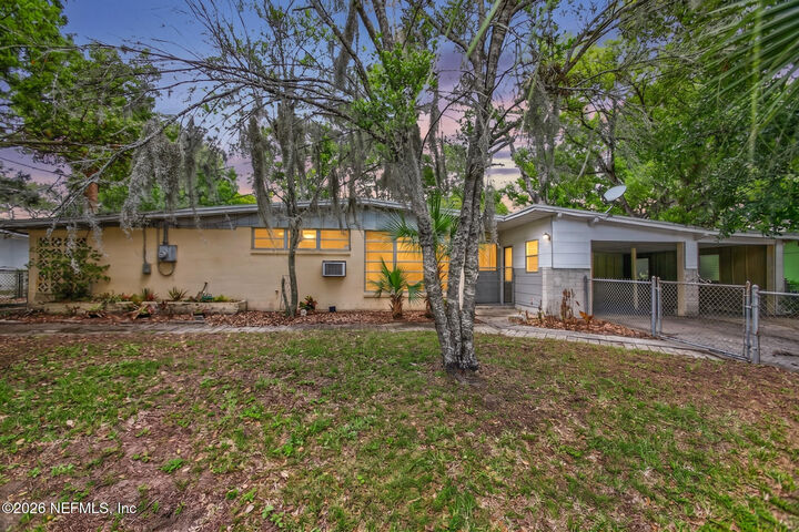 Property Photo: 1640 Chateau Drive FL 32221