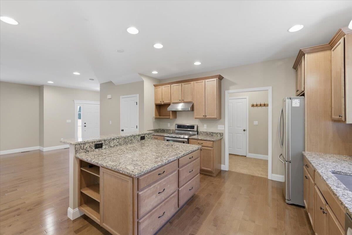 Property Photo:  18 Hawthorne Drive  NH 03032 