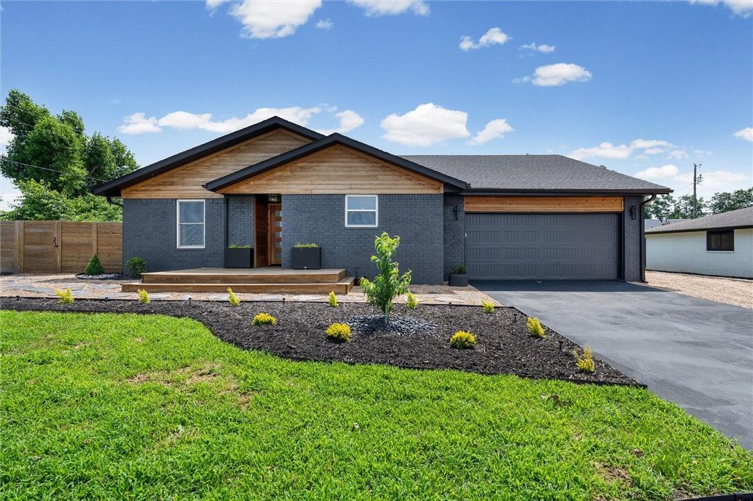 Property Photo:  1601 S 17th Street  AR 72758 