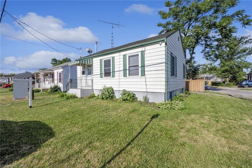 Property Photo:  27 St George Street Main  ON L2M 5P4 