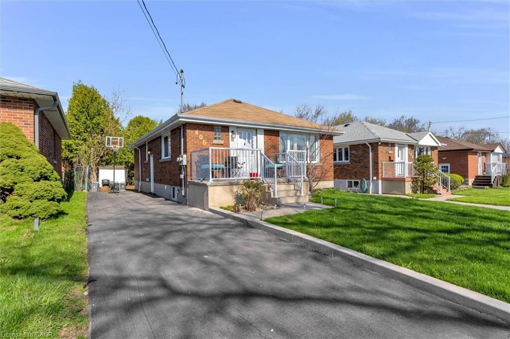 Property Photo:  406 East 43rd Street  ON L8T 3E3 