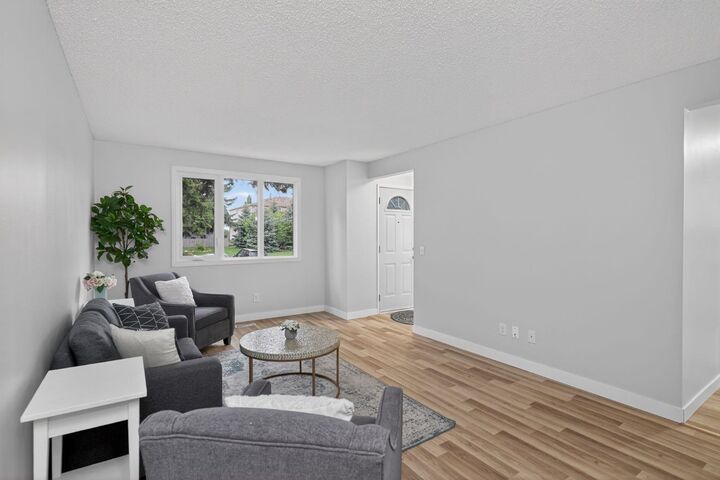 Property Photo:  203 Lynnview Road SE 86  AB T2C 2C6 