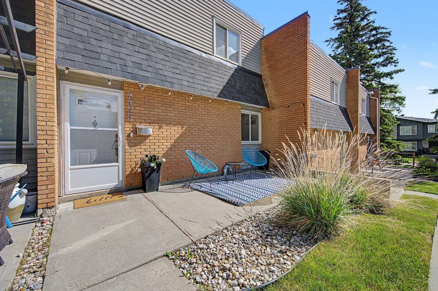 Property Photo:  4405 33 Avenue SW  AB T3E 0Y4 