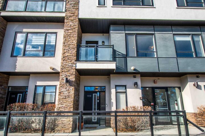Property Photo:  15 Rosscarrock Gate SW 109  AB T3C 1E6 