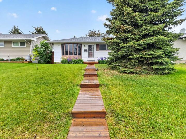Property Photo:  1203 34 Street SE  AB T2A 0Z7 