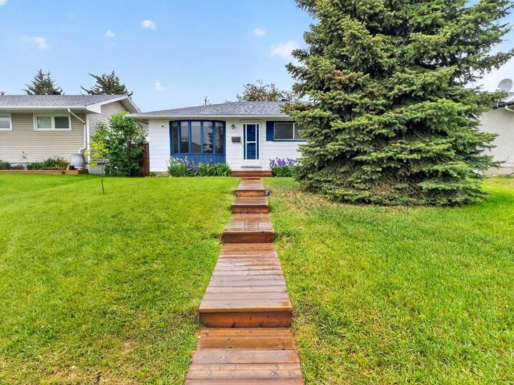 Property Photo:  1203 34 Street SE  AB T2A 0Z7 