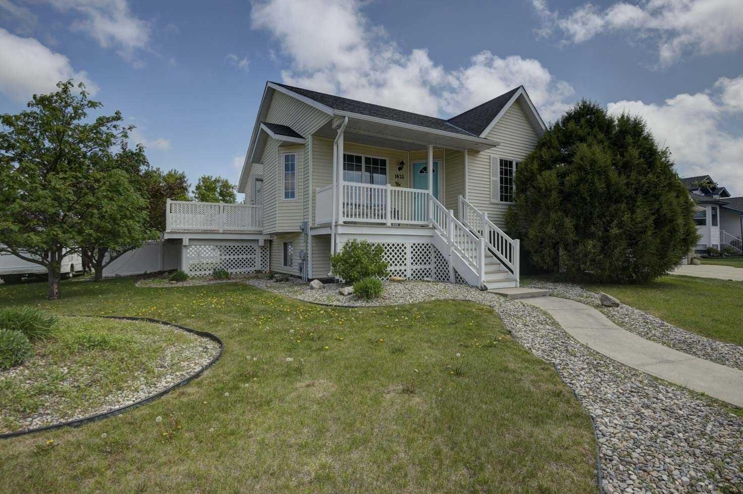 Property Photo: 1625 15A Street AB T0M 0W0