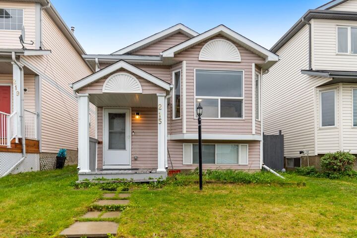 215 Carmel Close NE — photo 1