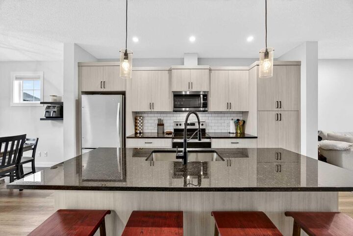 Property Photo:  1601 Chinook Gate Drive SW  AB T4B 5J4 