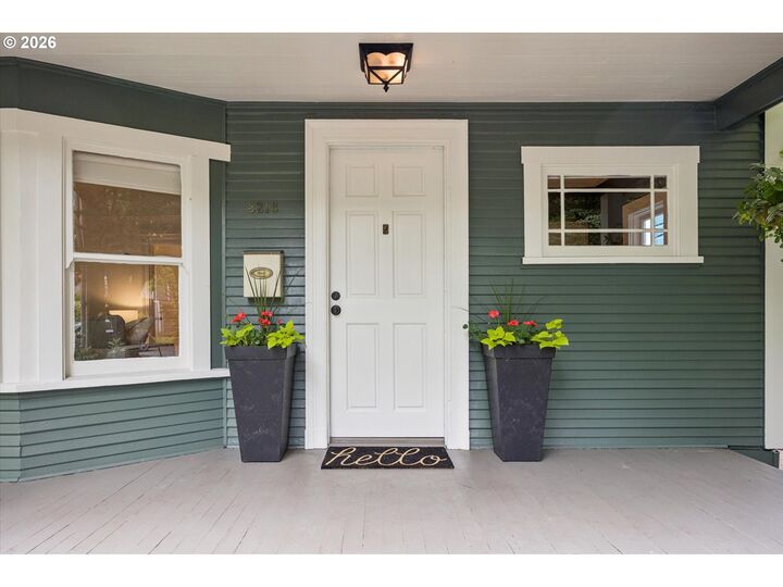 Property Photo:  3218 S Water Ave  OR 97239 