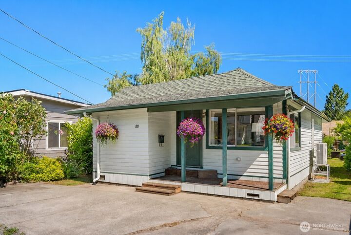 Property Photo:  811 W Hazel Street  WA 98273 