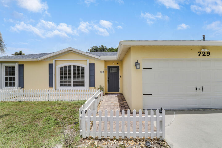 Property Photo: 729 SW Saragossa Avenue FL 34953