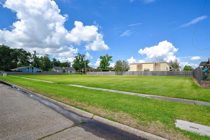 Property Photo:  706 W School Street W  LA 70605 