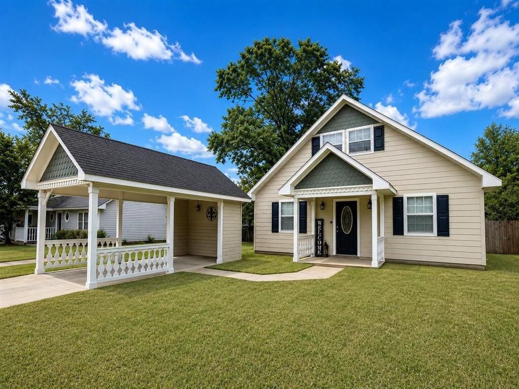 Property Photo: 107 E Lee Street E LA 71446