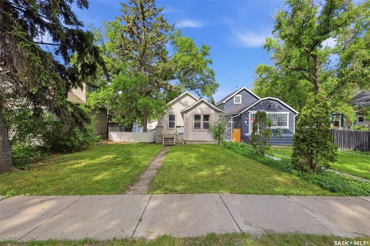 Property Photo:  921 H Avenue N  SK S7L 2C4 