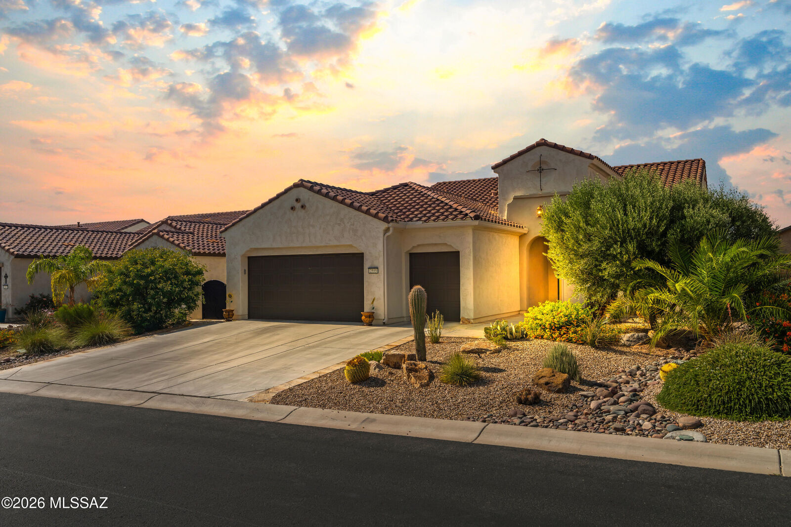 Property Photo:  2555 E Josephine View Drive  AZ 85614 