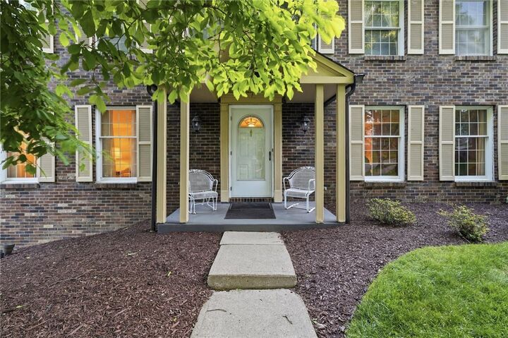 Property Photo:  864 Eisenhower Dr  PA 15228 