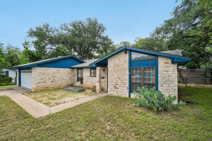 Property Photo: 5409 Hunters Glen TX 78745