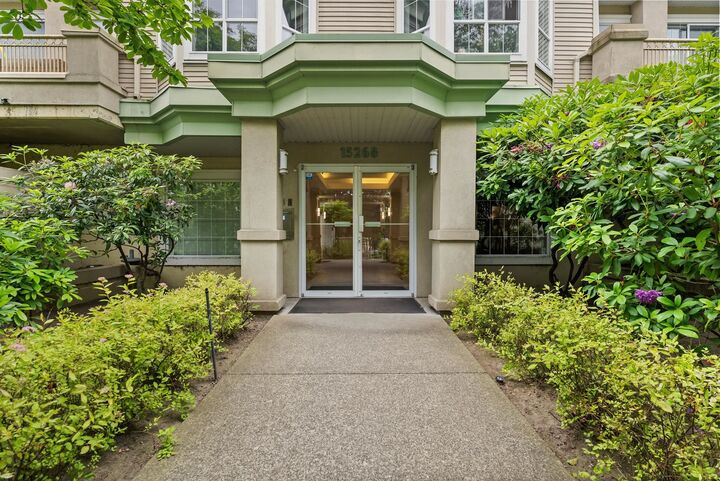Photo de la propriété: 15268 W 105 Ave Avenue 323 BC V3R 0W8