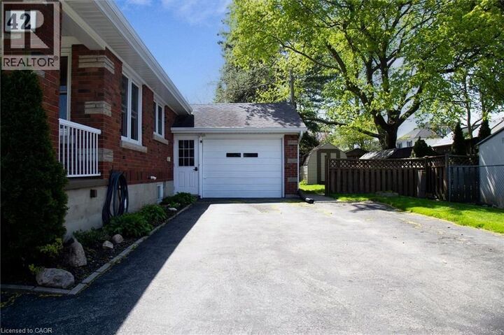 Property Photo:  42 Hawthorne Avenue  ON N3Y 2L9 