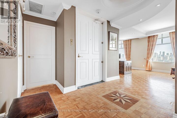 Property Photo:  423 Avenue Road 13  ON M4V 2H7 