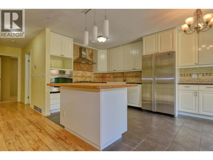 Property Photo:  390 First Avenue B  BC V2G 1Z2 