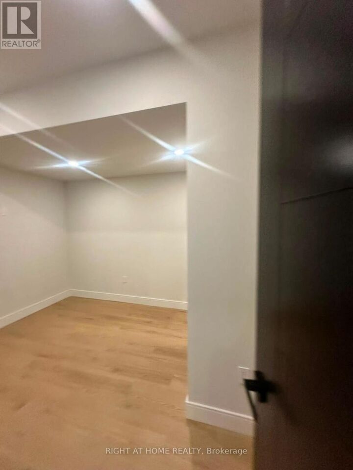 Property Photo:  855 Tenth Street  ON L5E 1S7 