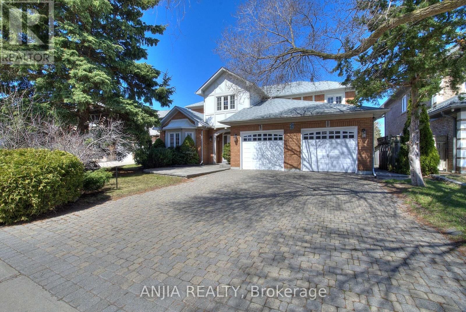Property Photo:  22 Chiltern Hill  ON L4B 3B8 