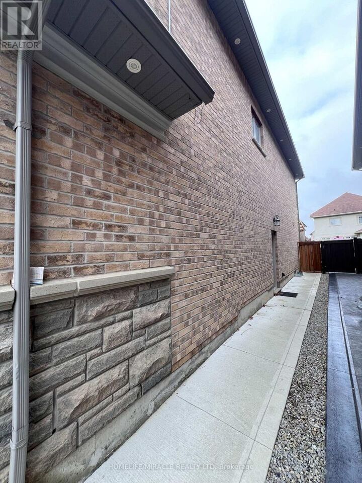 Property Photo:  8 Arda Crescent  ON L6P 4G2 