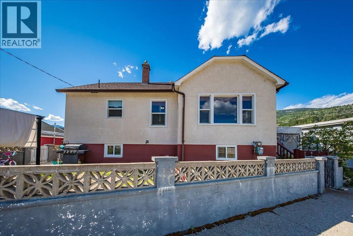 Property Photo: 1555 McQuarrie Street BC V1R 1X5