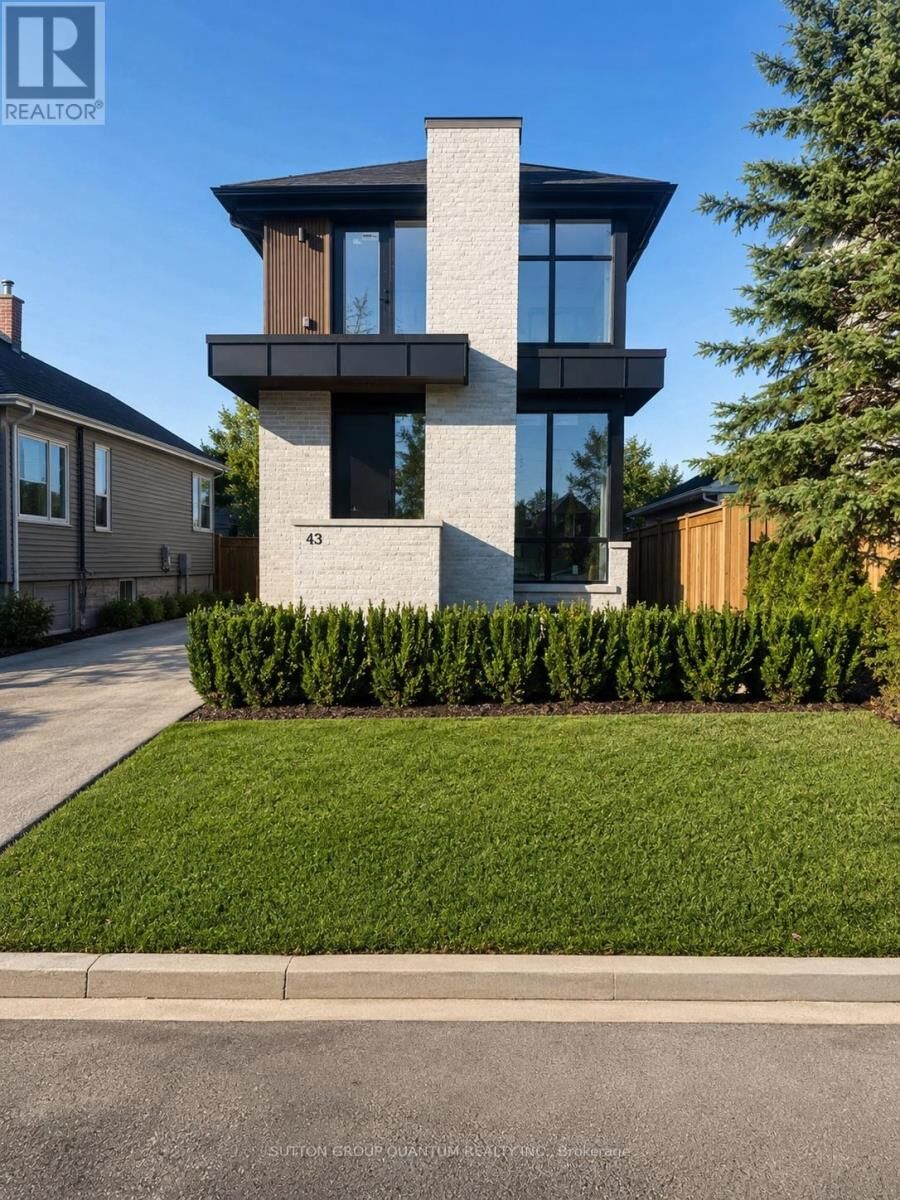 Property Photo:  43 Elmwood Avenue North #4  ON L5G 3K1 