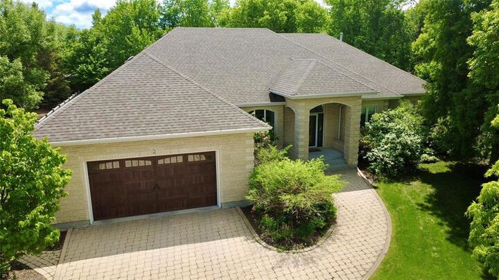 Property Photo: 2 Stonebridge Place MB R2E 0L4