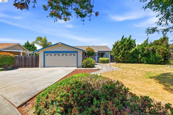 Property Photo:  7601 Redbud Ct  CA 94560 