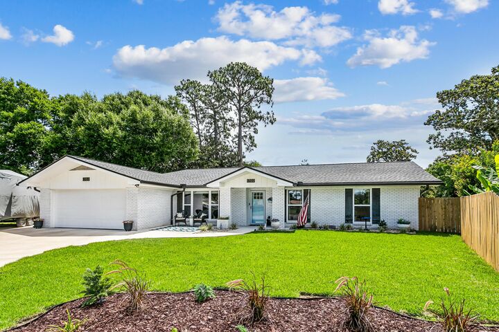 Property Photo: 1702 Green Palm Circle FL 32578