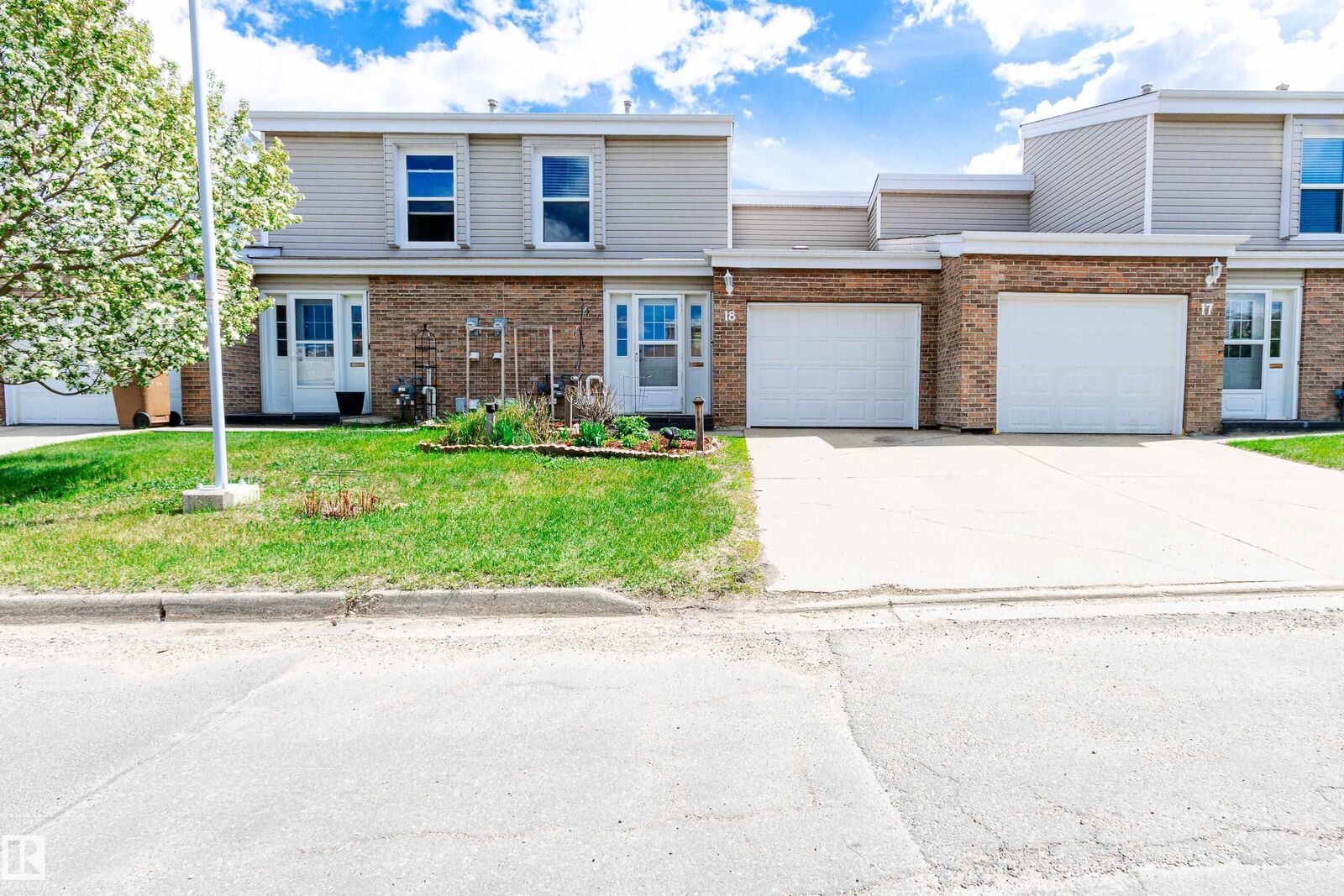 Property Photo: 18 Grandview Ridge AB T8N 1T3