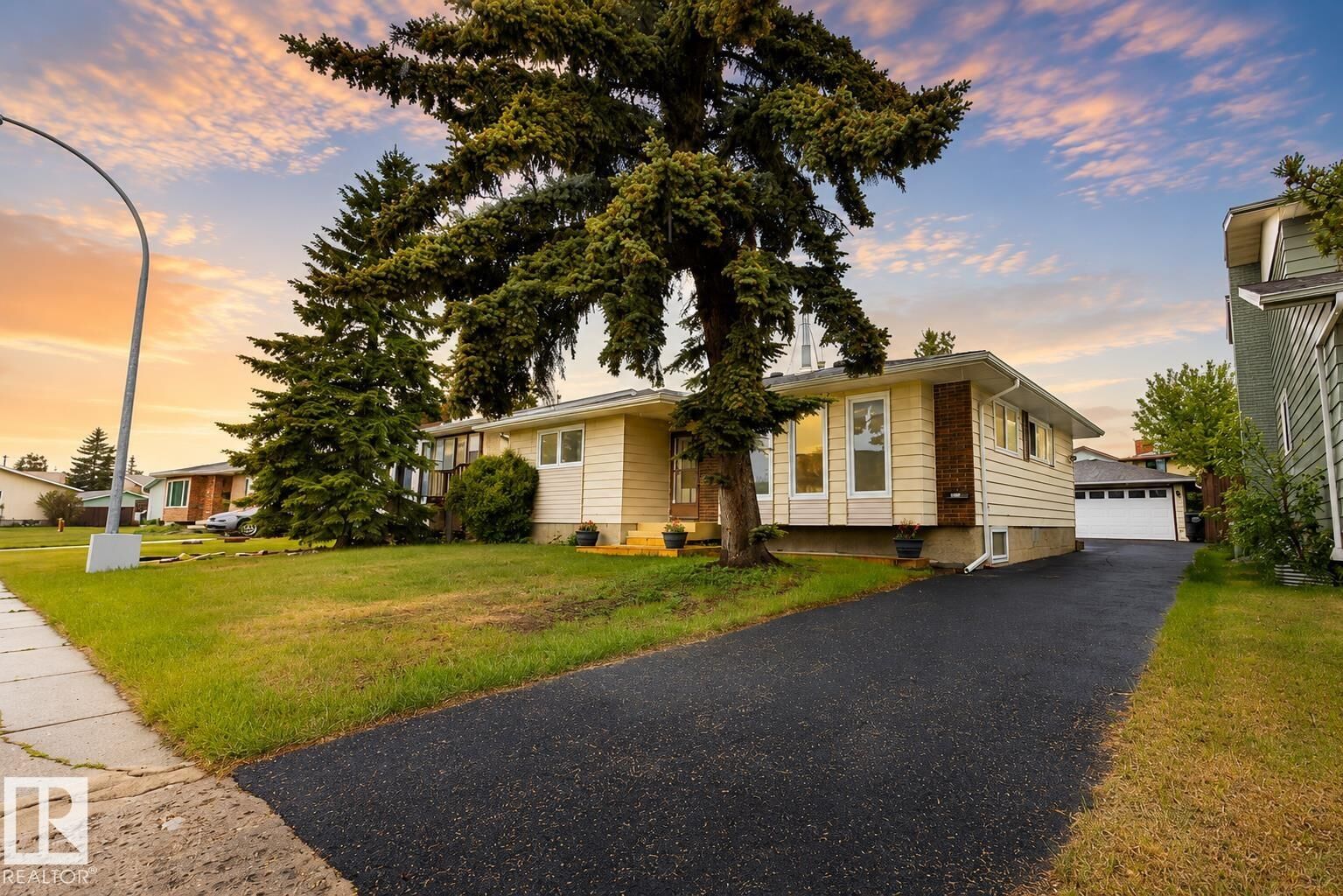 Property Photo:  17932 93 Avenue NW  AB T5T 1V6 
