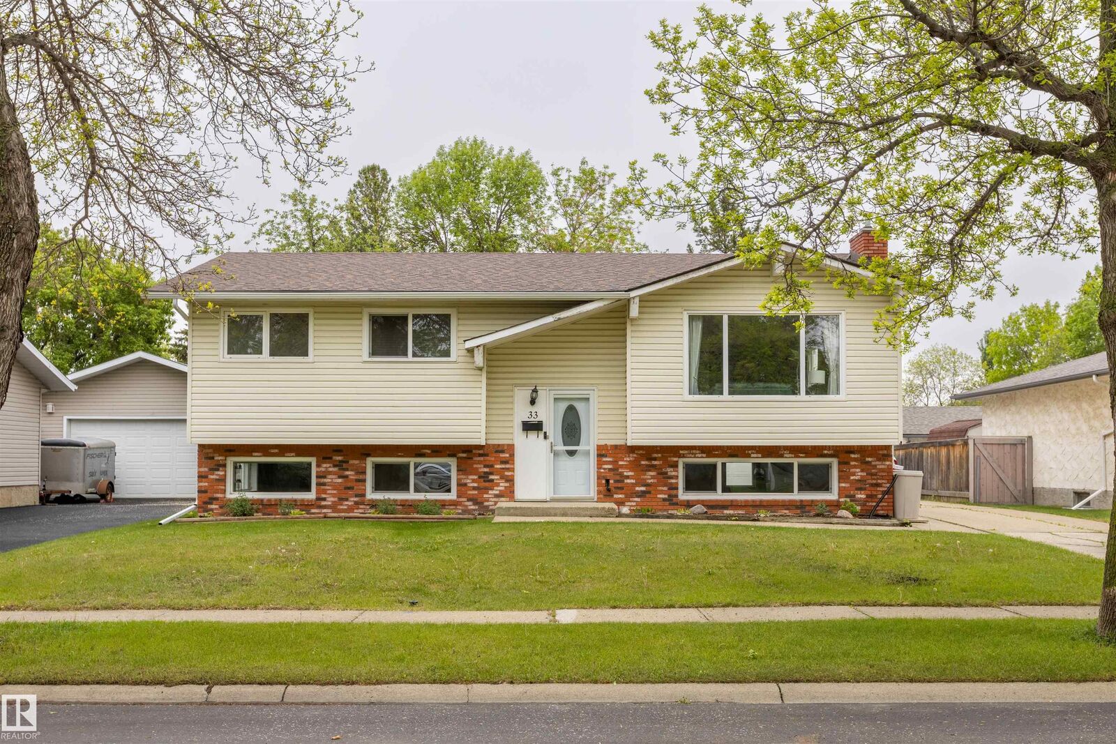Property Photo:  33 Andrew Crescent  AB T8N 2V2 