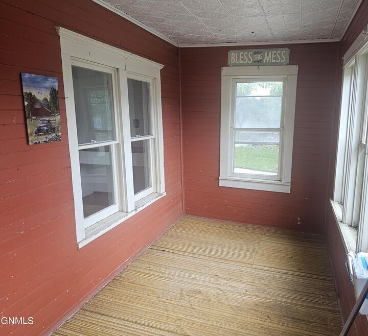 Property Photo:  405 5th Avenue NW  ND 58401 