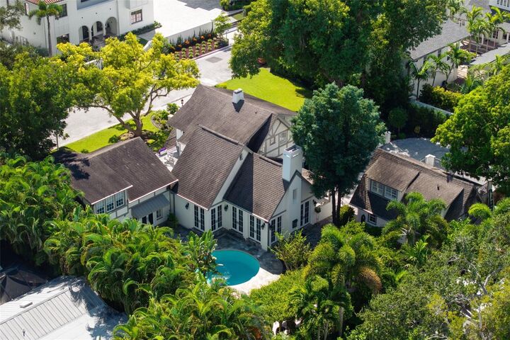 Property Photo: 1829 Bougainvillea Street FL 34239