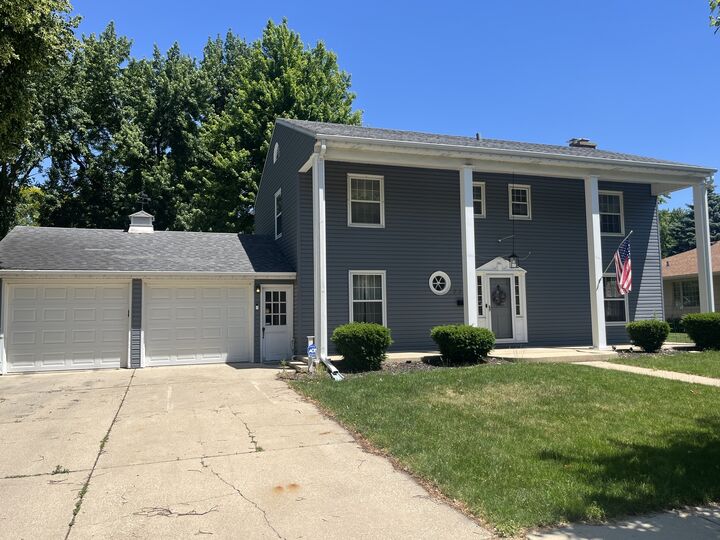 Property Photo: 2221 Mayflower Drive IL 60506