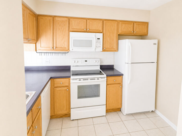 Property Photo:  9450 Greenbriar Drive 2C3  IL 60457 