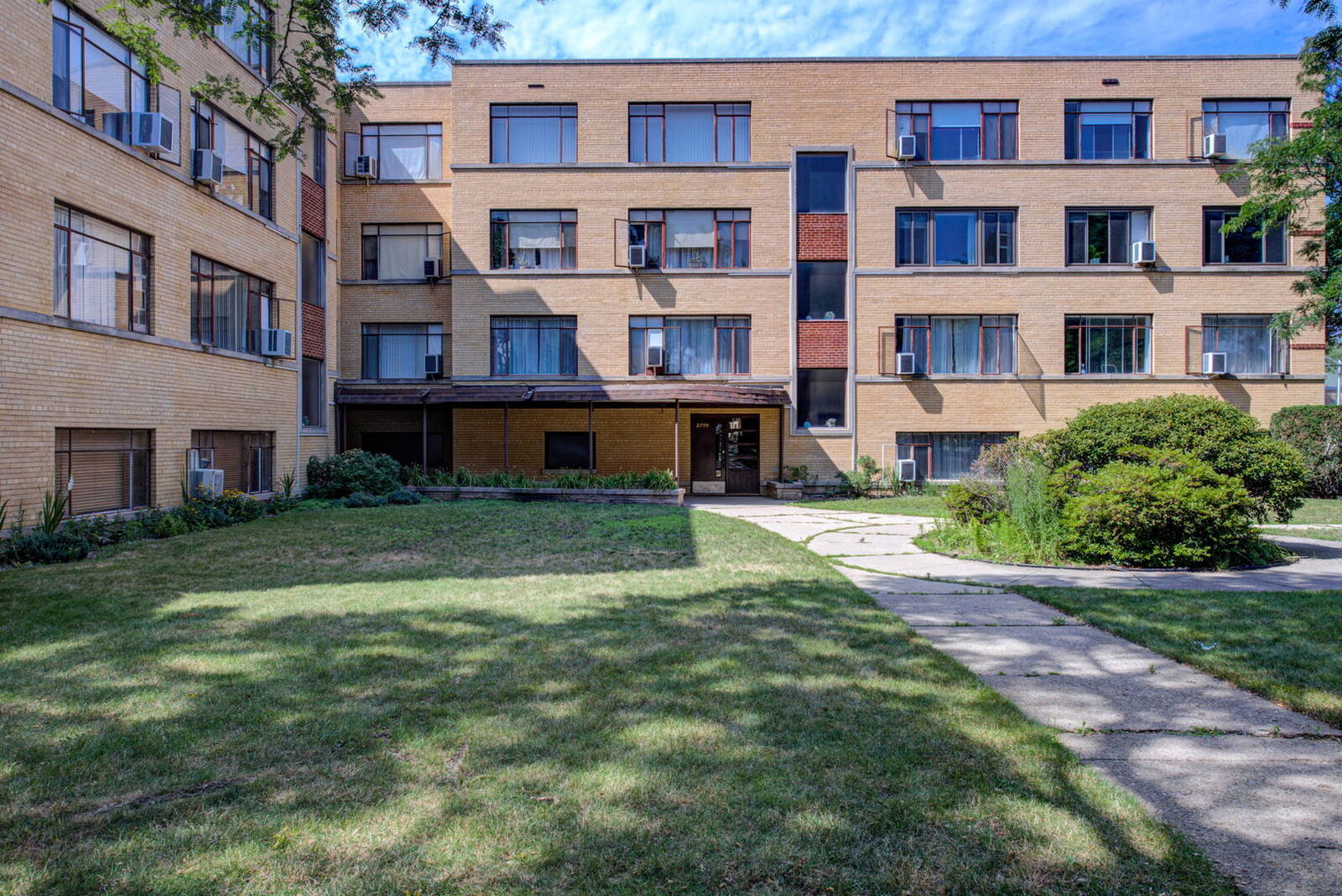 Property Photo: 2710 W Summerdale Avenue 1B IL 60625